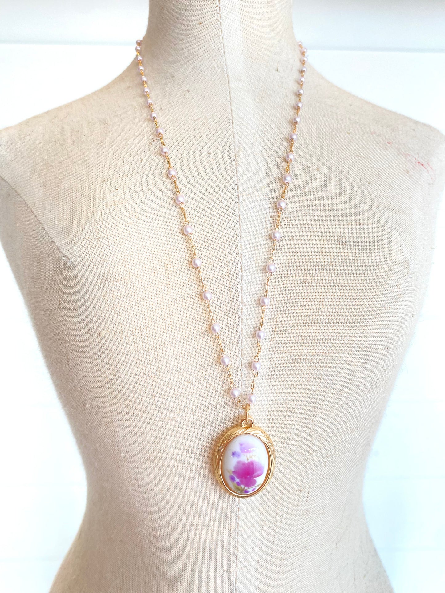 Vintage Style Necklace - Pink